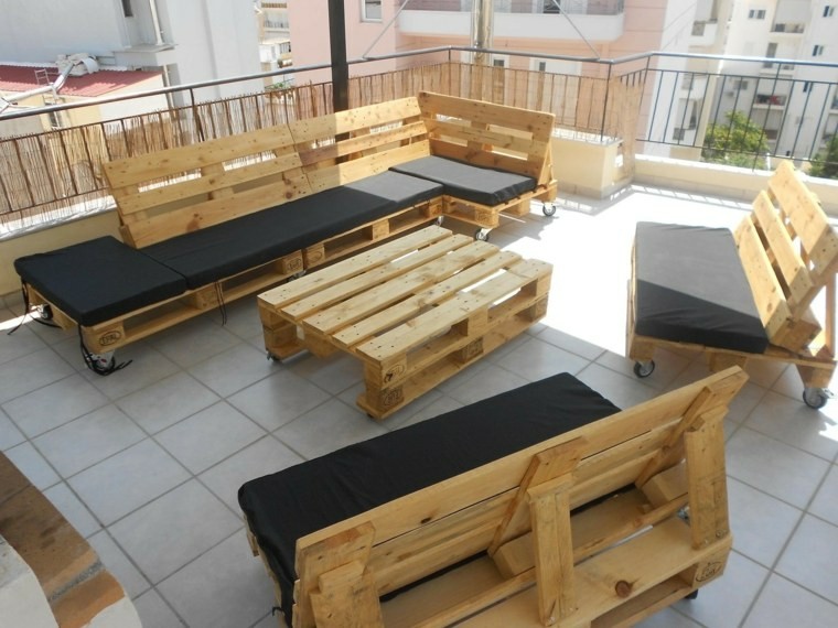 muebles de palets con ruedas y respaldos muebles palets diseño estilo moderno