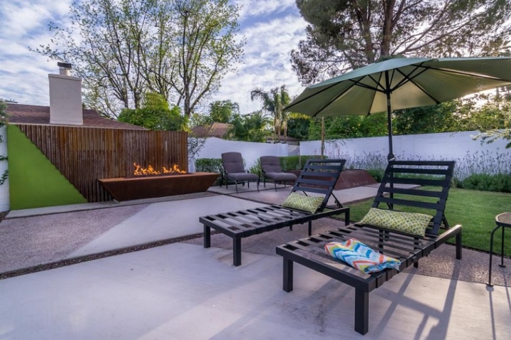 Pozo o plato de fuego y muebles modernos en el jardín