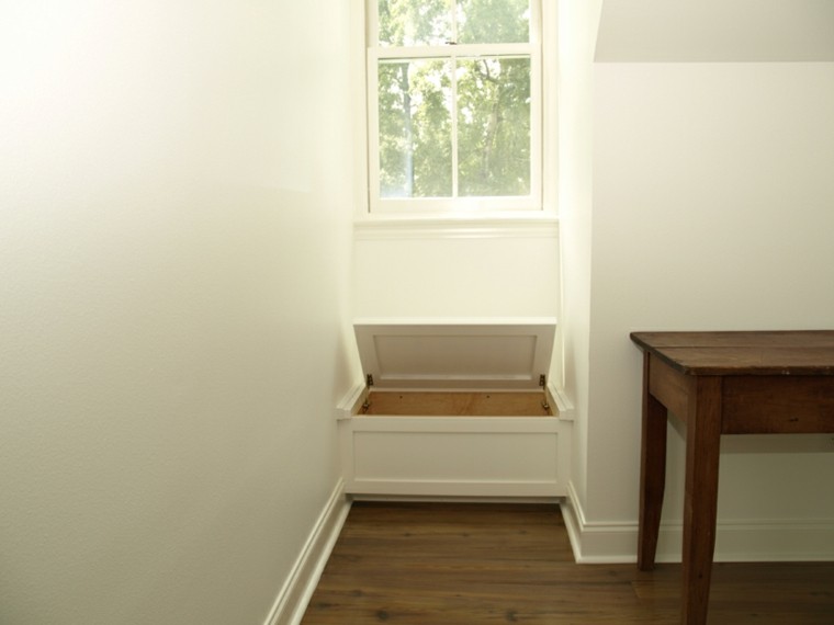pequeño asiento integrado ventana baul