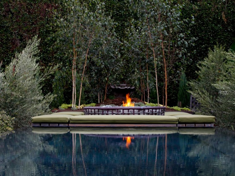 Pozo o plato de fuego y muebles modernos en el jardín