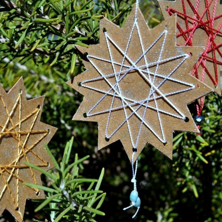 estrellas con cuerdas plantas lazos rojos campo cuerdas