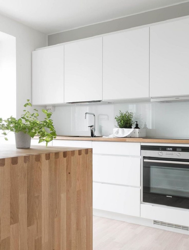 Color blanco y madera de roble para las cocinas modernas