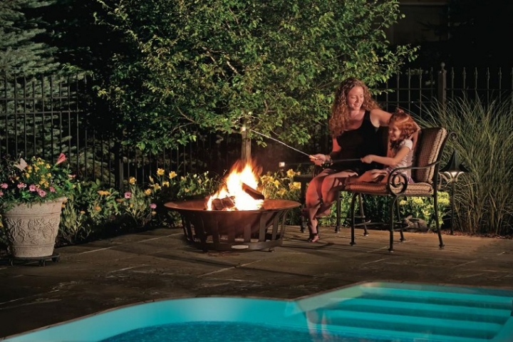 Pozo o plato de fuego y muebles modernos en el jardín