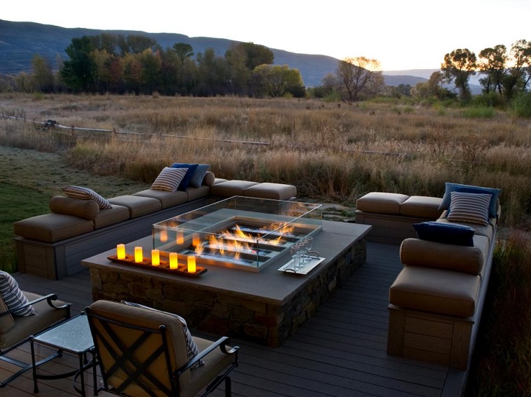Pozo o plato de fuego y muebles modernos en el jardín