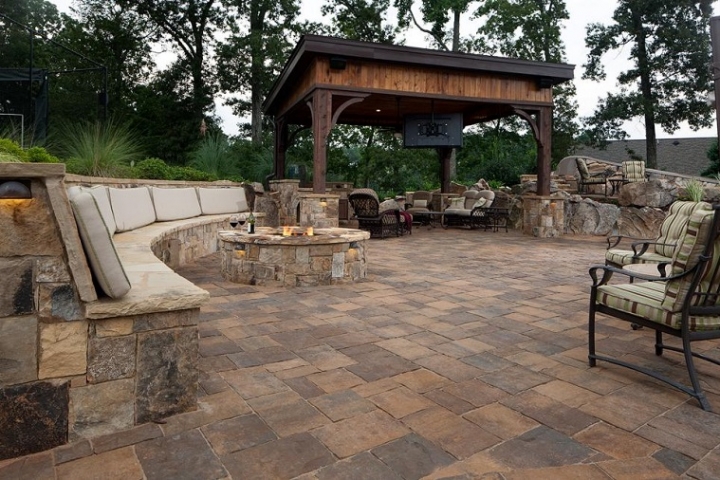 Pozo o plato de fuego y muebles modernos en el jardín