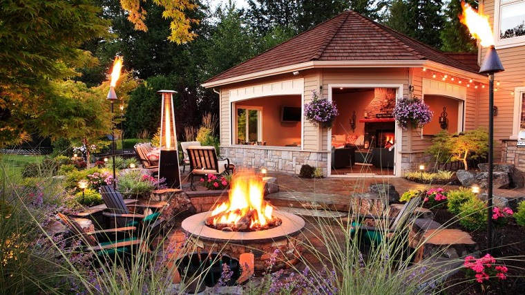 Pozo o plato de fuego y muebles modernos en el jardín