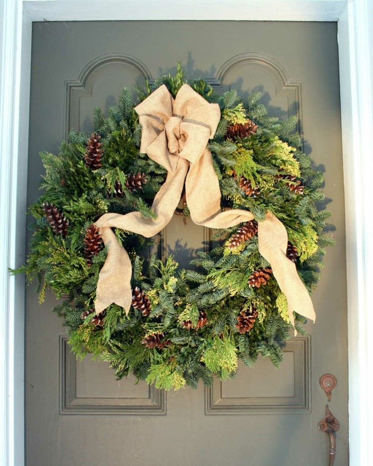 corona con piñas y lazo color beige puerta decorada guirnalda navidad lazo