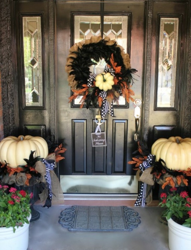 puerta entrada decorada guirnalda calabazas 