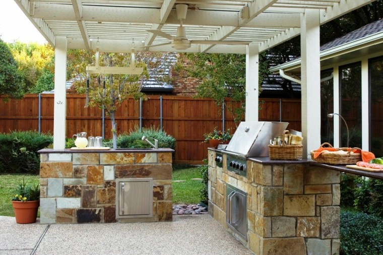 cocina bajo la pérgola de madera blanca en el jardín moderno refugio perfecto verano cocina exterior pergola madera blanca