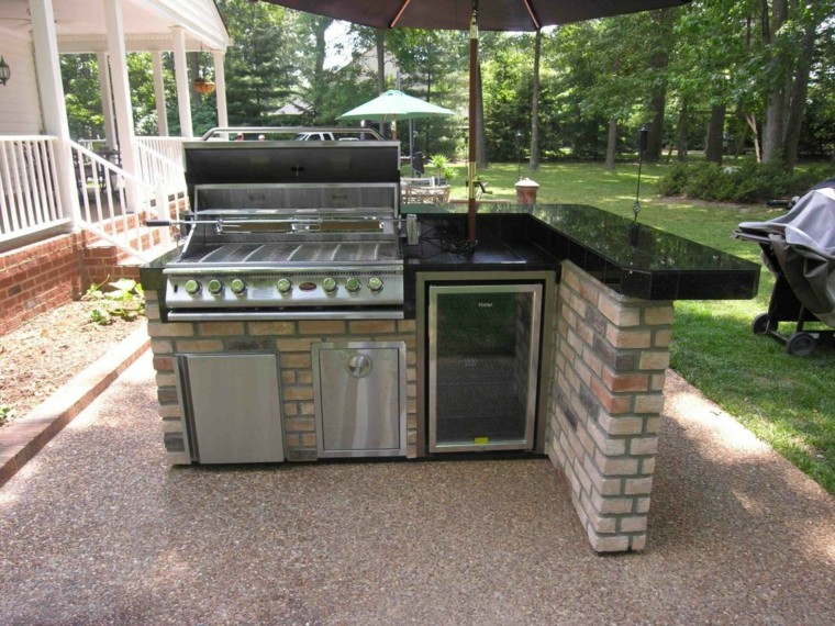cocina con barra negra en el jardín moderno refugio perfecto verano cocina exterior pequena barra ideas