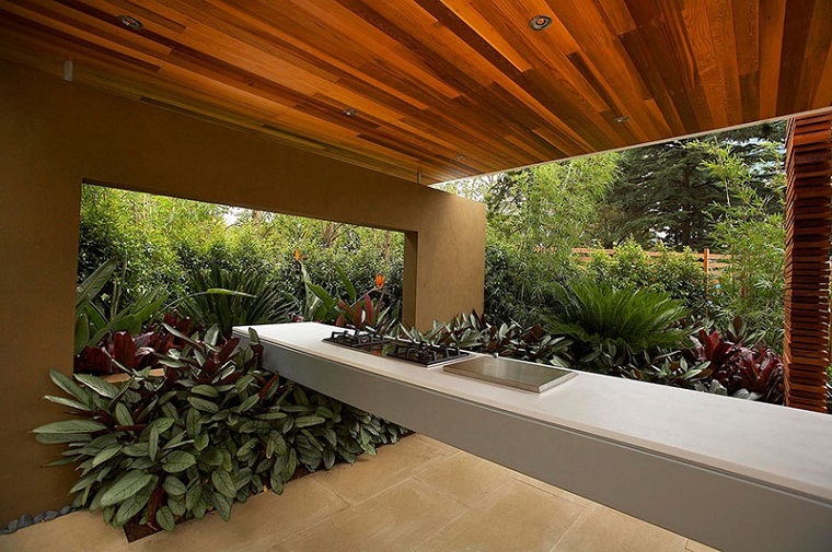 cocina rodeada por plantas preciosas en el jardín moderno refugio perfecto verano cocina exterior plantas verdes ideas