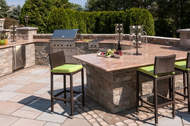 cocina amplia de piedra en el jardín moderno refugio perfecto verano cocina exterior sillas altas rattan ideas