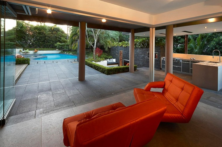 sillones de color naranja en la cocina al aire libre refugio perfecto verano cocina exterior sillones naranja ideas