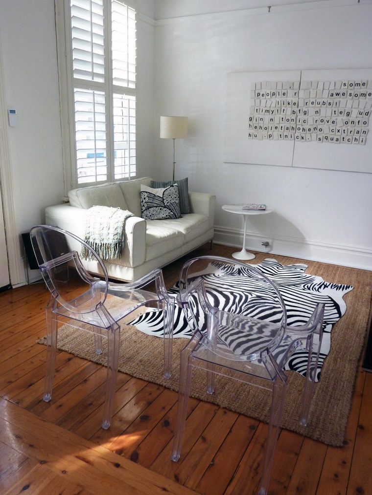 salon pequeno moderno alfombra rayas zebra sillas plastico ideas