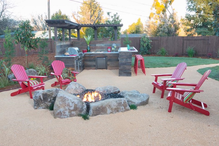Pozo o plato de fuego y muebles modernos en el jardín