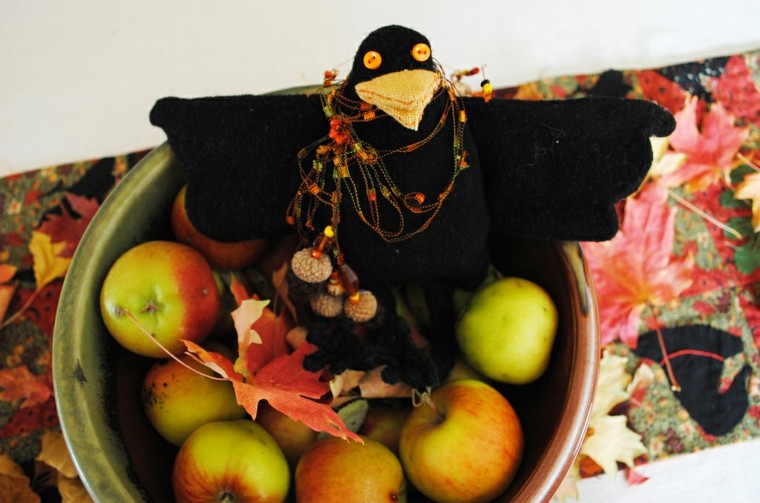 adorno otoño cuervo peluche manzanas