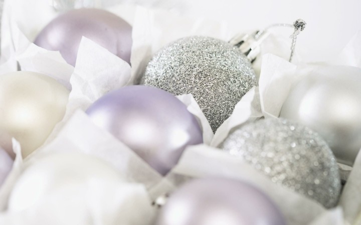 adornos bolas navidad tonos blancos