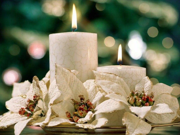 adornos navideños velas blancas flores