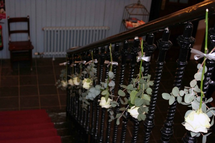 adornos rosas blancas escaleras boda