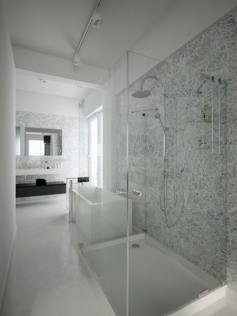 agradable cristales bañera blanca paredes