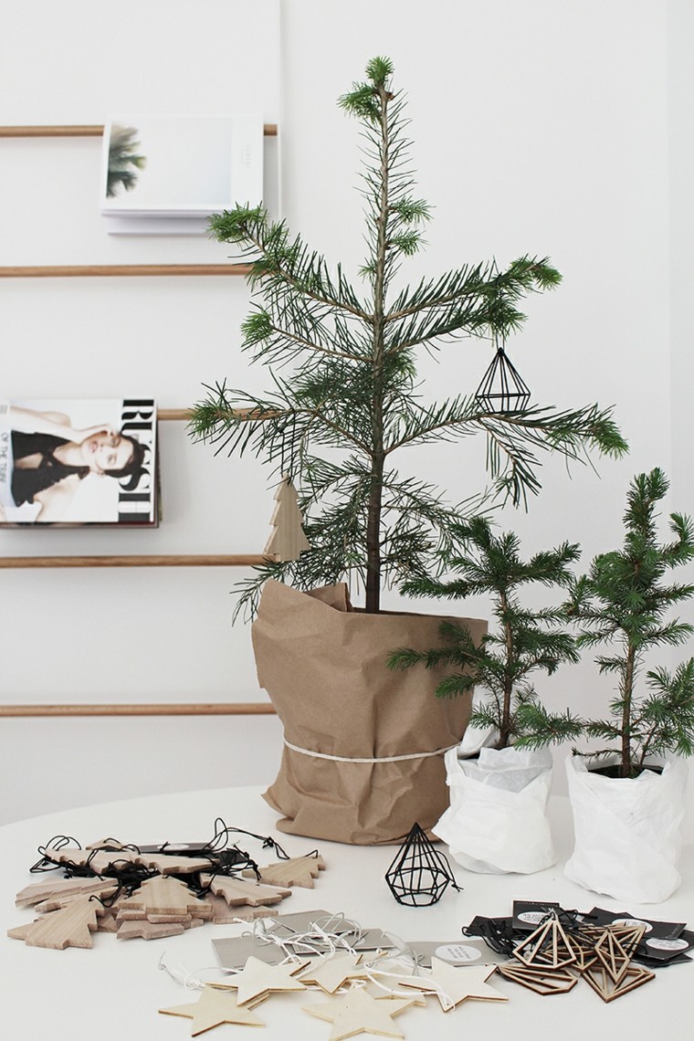 árbol de navidad pequeño con adornos preciosos para decorar la mesa arboles de navidad decoración mesa diseno ideas