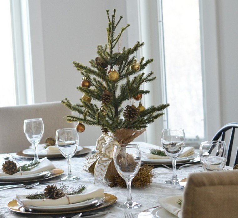 árbol de navidad pequeño para decorar la mesa de cenar arboles navidad decoracion mesa simple oro ideas