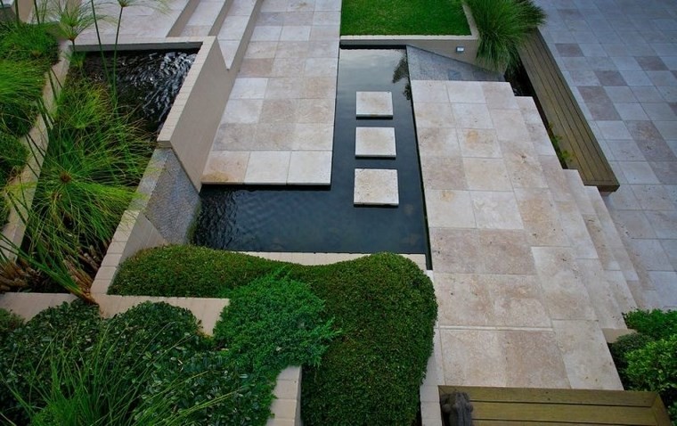 jardín precioso con estanque rodeado por azulejos de travertino azulejo travertino suelo pared casa moderna jardin camino ideas