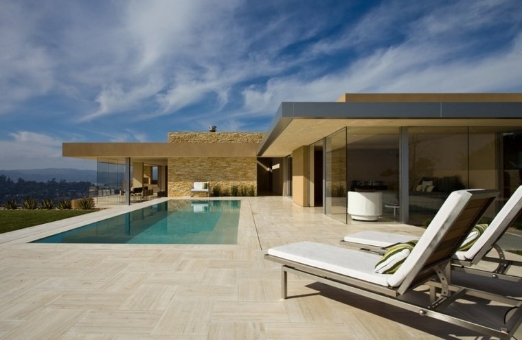 azulejo travertino suelo pared casa moderna piscina tumbonas ideas
