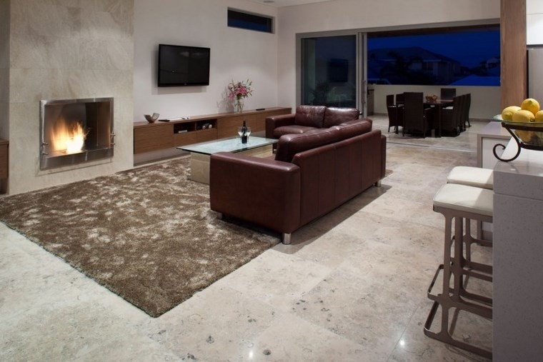 azulejos travertino suelo pared casa moderna sofa cuero ideas