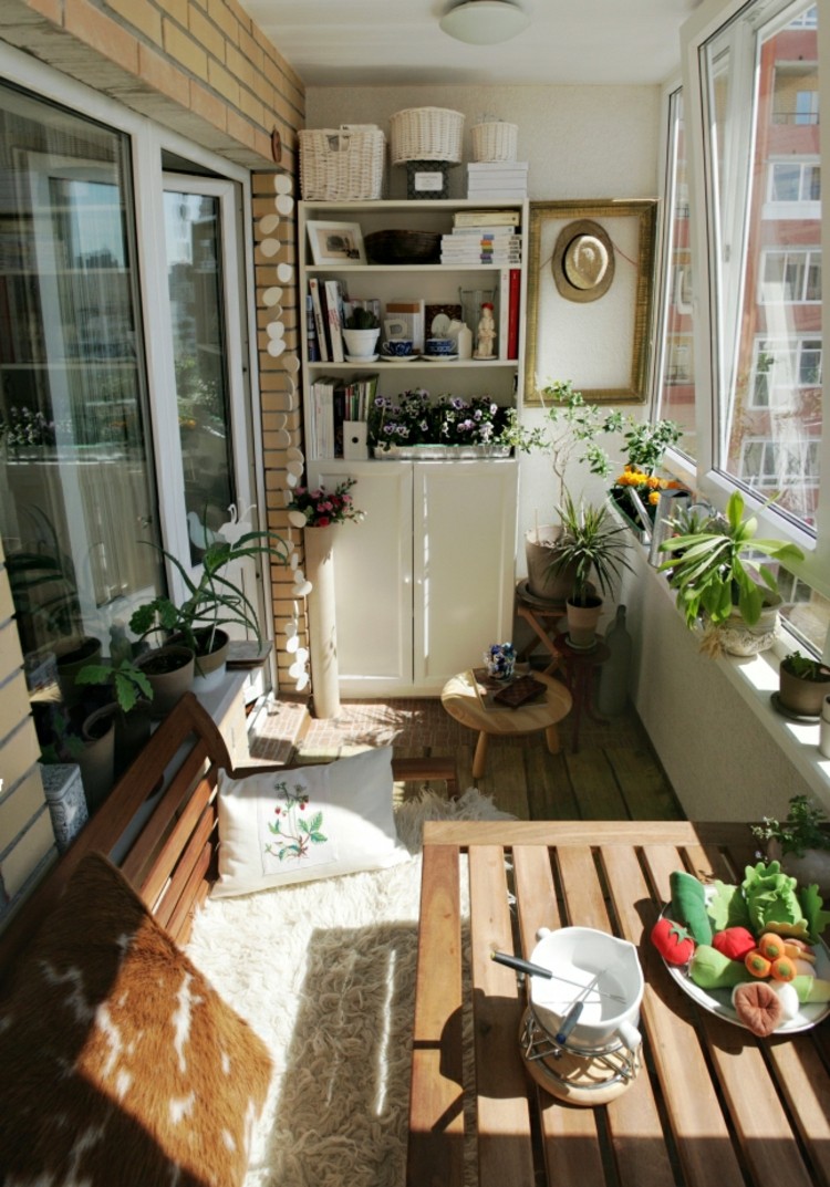 balcon diseño pequeño acogedor plantas canastas