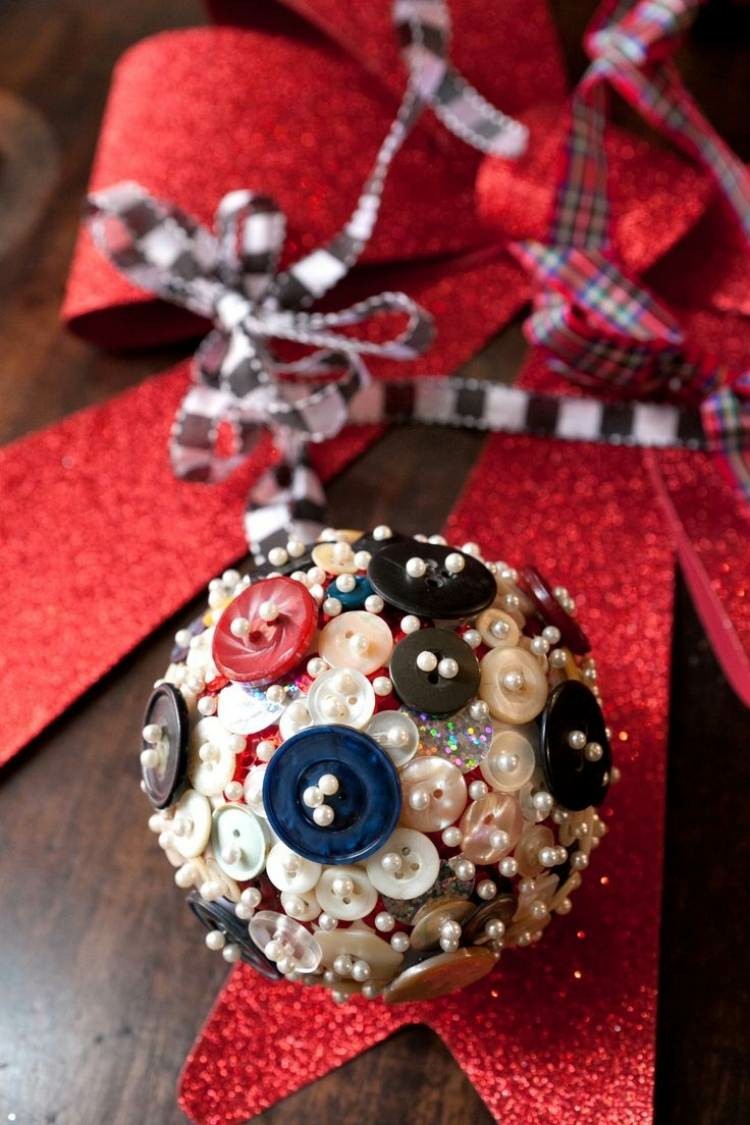 bola navidad decorada botones pegados