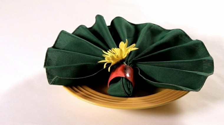 cena de navidad servilletas flores platos