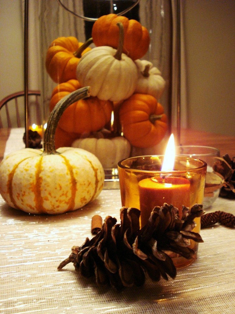 cortinas en fondo centros de mesa originales velas acogedor naranja