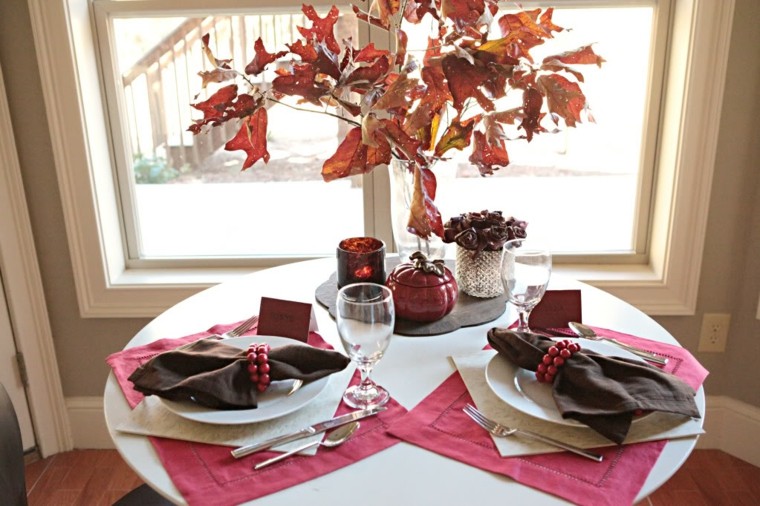 centros mesa originales ideas mantel rosa hojas secas otoño
