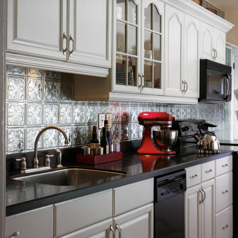 Decoracion de paredes rayas mosaico o acero en la cocina