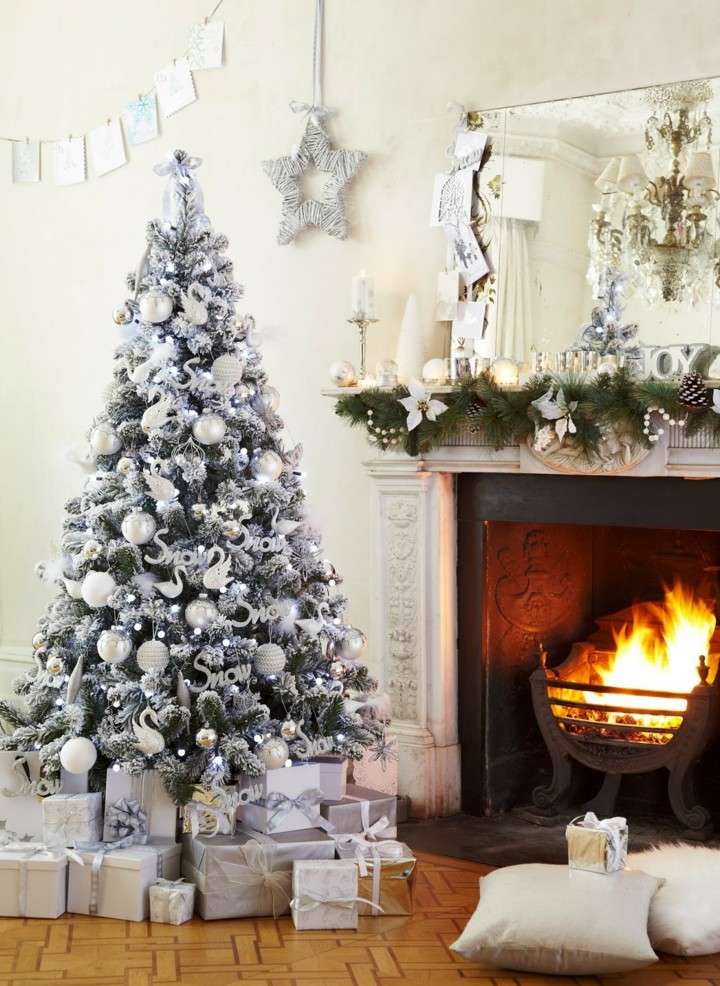 decoración blanca navidad chimenea