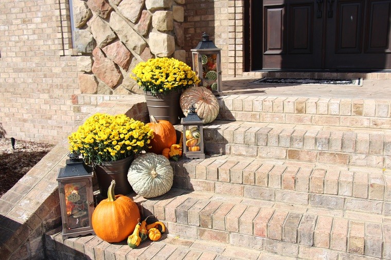 Decoracion otoño iluminado por farolas preciosas