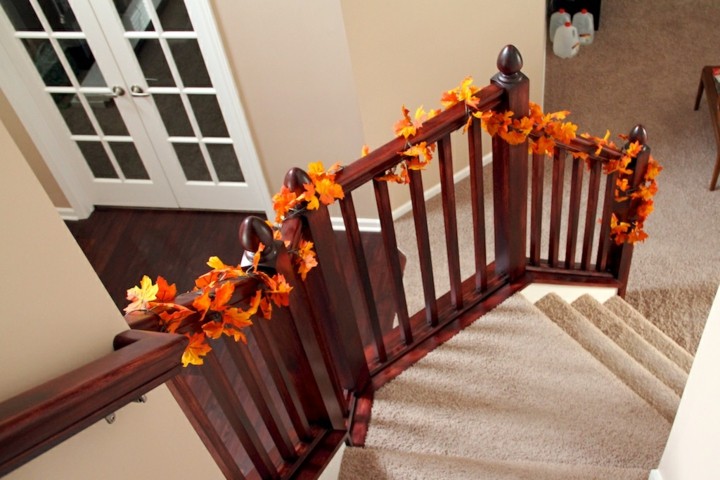 decorar escaleras hojas secas madera