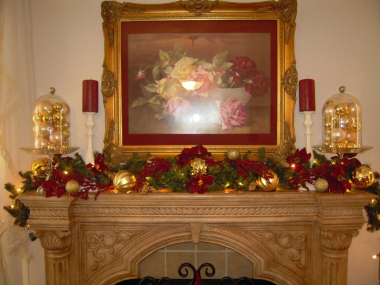 esferas doradas detalle decoracion chimenea