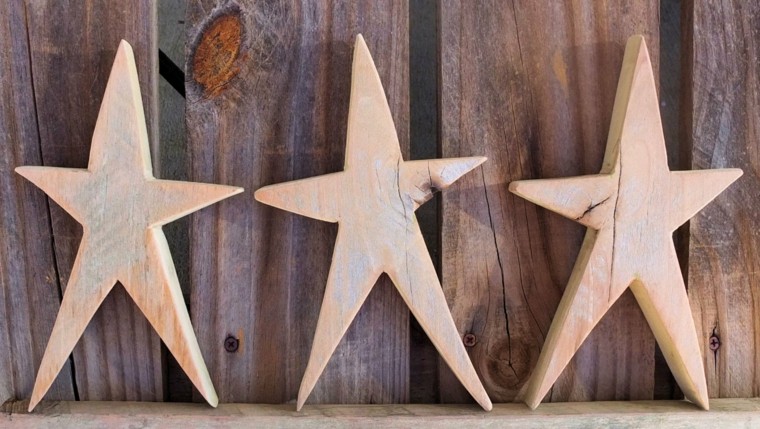estrellas de navidad decorando casa madera ideas
