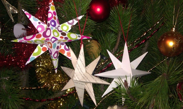 estrellas de navidad decorando casa papel periodico ideas