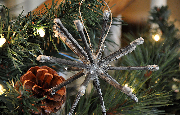 estrellas de navidad decorando madera arbol navidad ideas