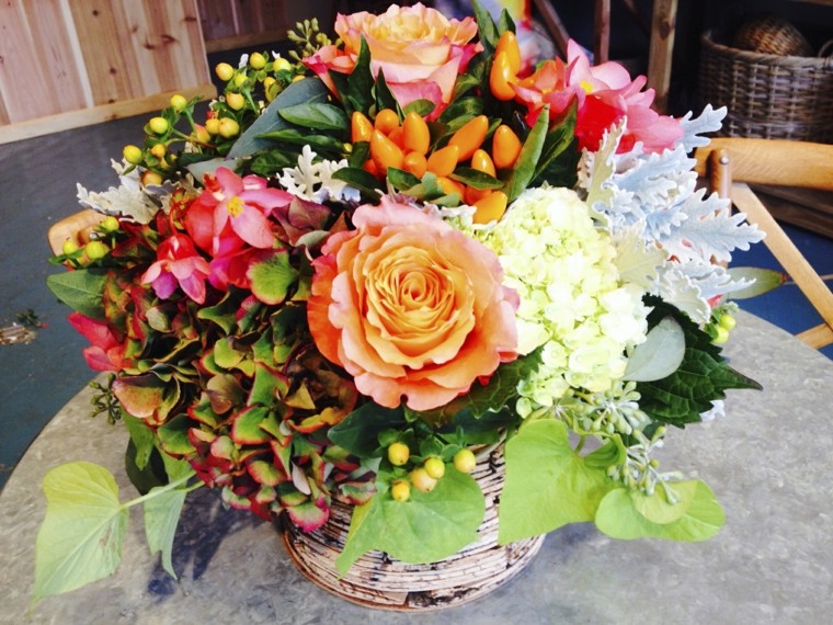 Centros de flores bonitos y ramos naturales para el otoño