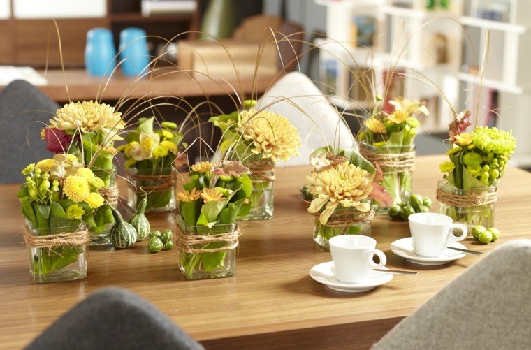 fotos flores otono decorar mesa varios jarrones pequenos ideas