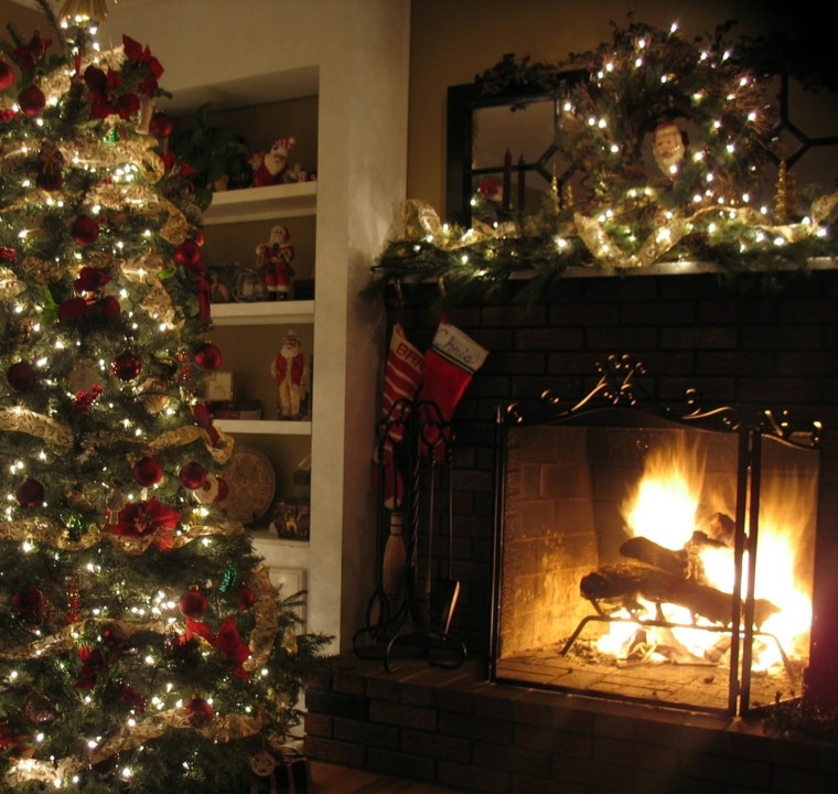 guirnaldas navideñas preciosas en la chimenea guirnaldas de luces decora chimenea salon casa ideas