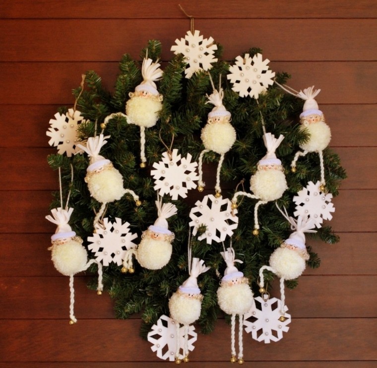 guirnalda navideña con adornos blancos guirnalda navidad adornos blancos puerta entrada ideas