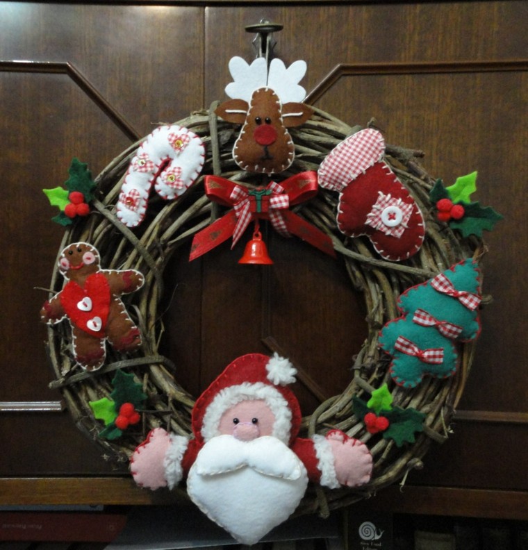 guirnalda navideña hecha por ramas con Papa Noel de tela guirnalda navidad papa noel reno tela decorando ideas