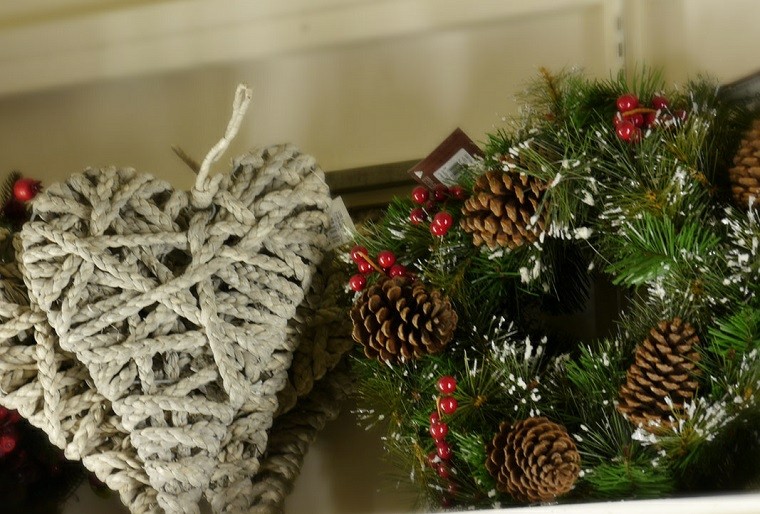 guirnalda navideña con piñas de pino guirnalda navidad pinas pino corazones cuerda ideas