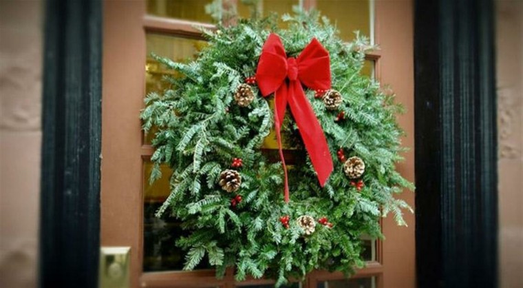 guirnalda navideña hecha por ramas de pino preciosa guirnalda navidad ramas arbol navidad lazo rojo ideas