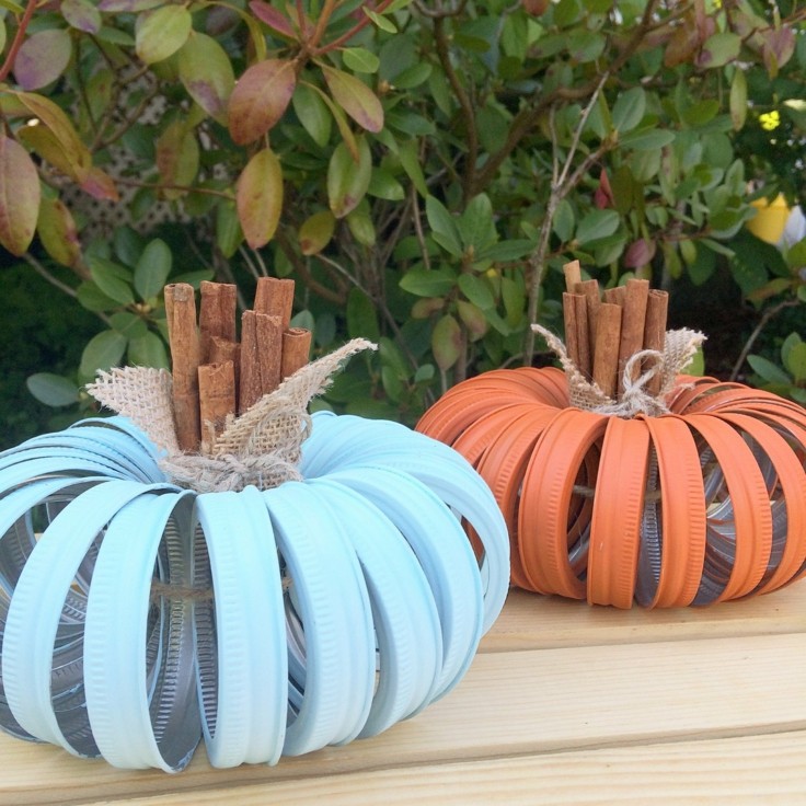 calabazas de tapas de tarros de distintos colores ideas calabaza falsas decoracion otono azul naranja bonitas